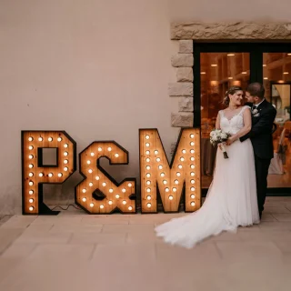 Letras grandes de madera luminosas para bodas