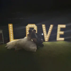 Letras luminosas LOVE gigantes