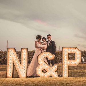 Iniciales de madera con bombillas para boda