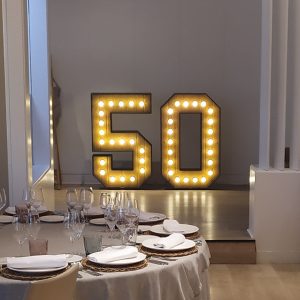 numero 50 con luces cumpleaños en salon